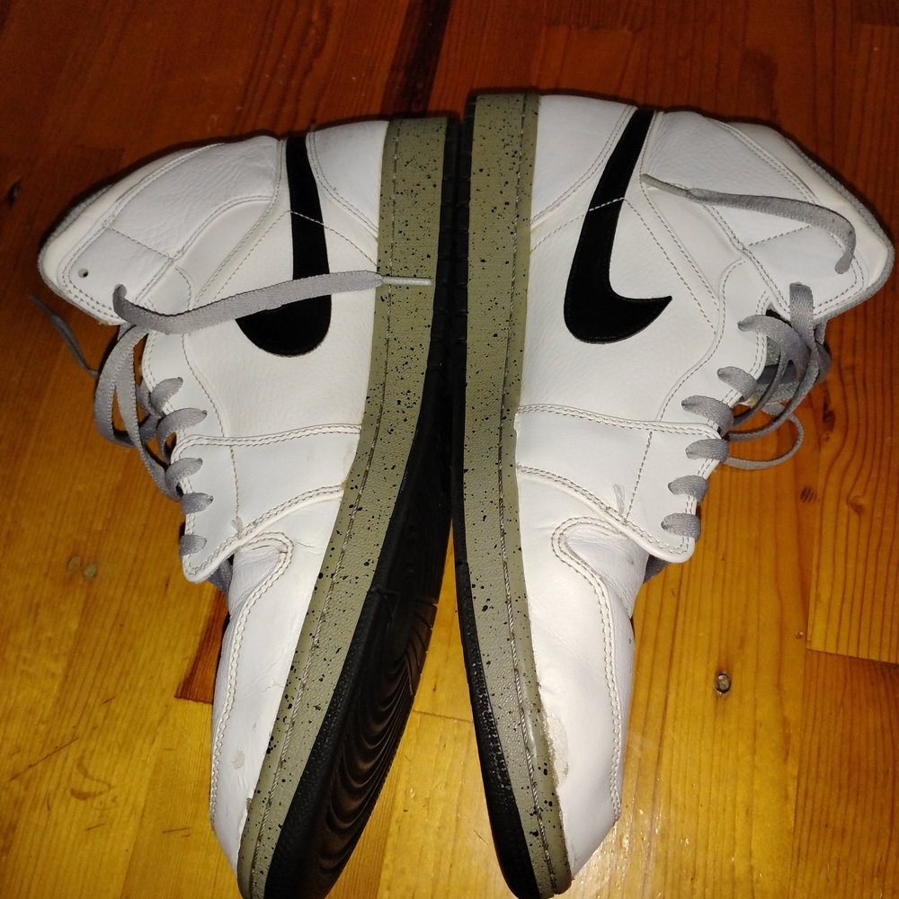 Nike White Sneakers with Black Speckled Sole